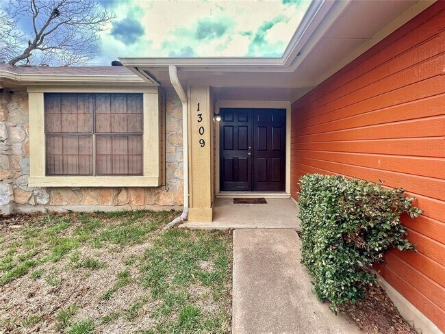 Building Photo - 1309 Texas Oak Way