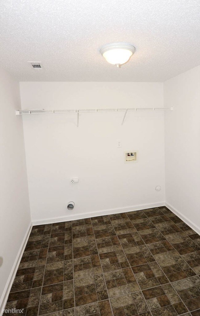Building Photo - 4 br, 2 bath House - 12 Oak Crest Court