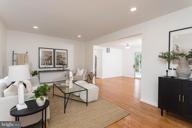 Foto del edificio - 16742 Ridge Rd