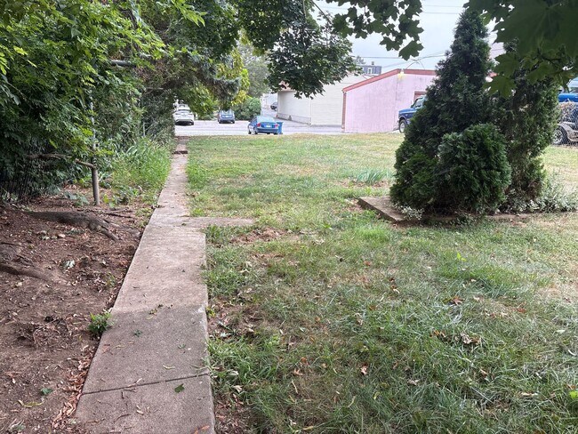 Building Photo - 3rd Floor Spacious 2 Bedroom, Fire Escape ...