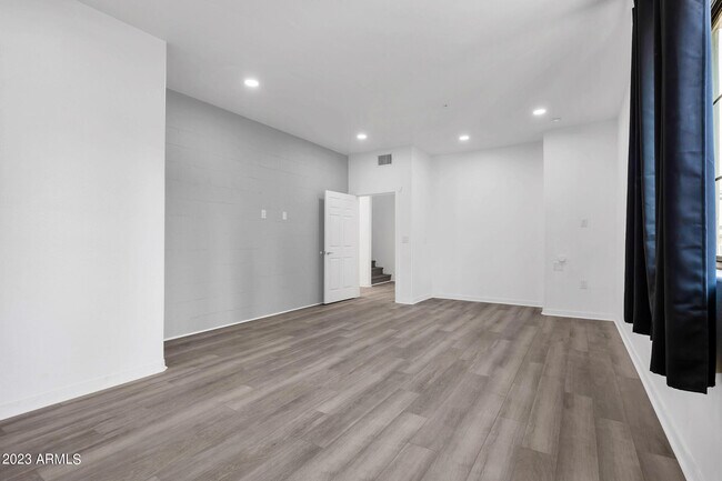 Building Photo - 830 S Farmer Ave