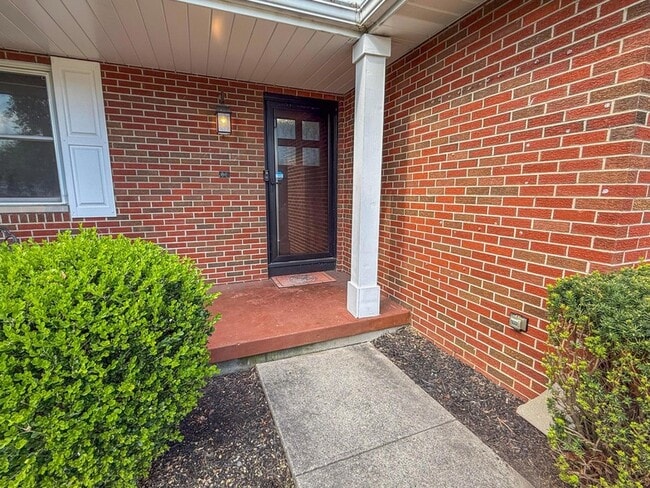 Building Photo - 3084 Sawyer Dr