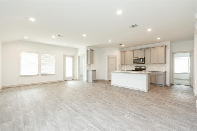 Building Photo - 8203 Buck Ln