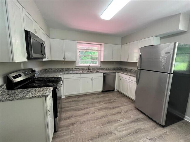 Building Photo - 2216 Holly Hill Dr