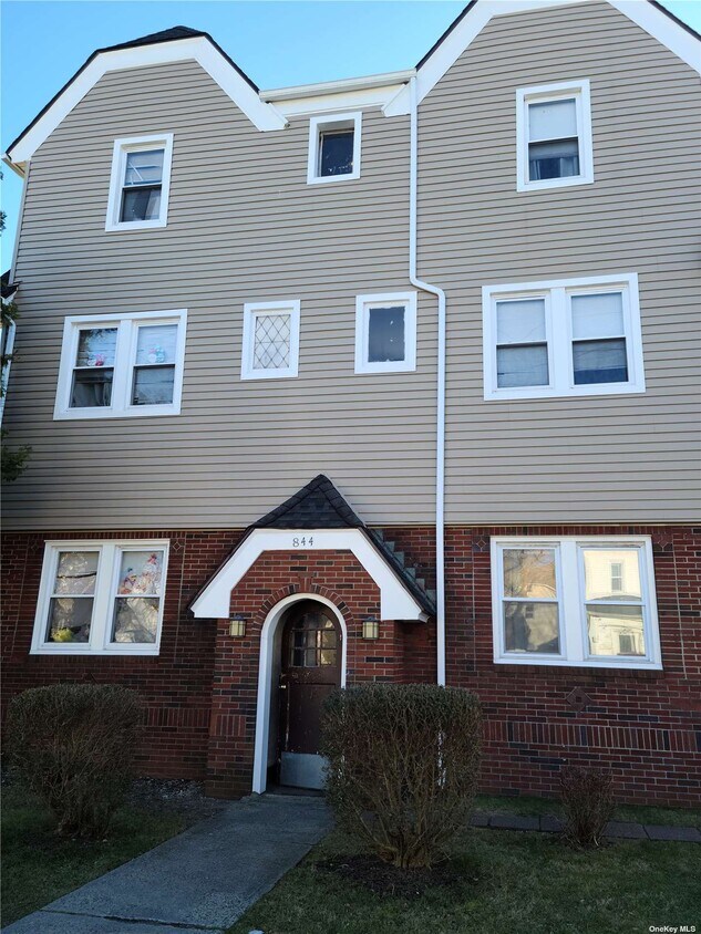 Foto principal - 844 Seaman Ave