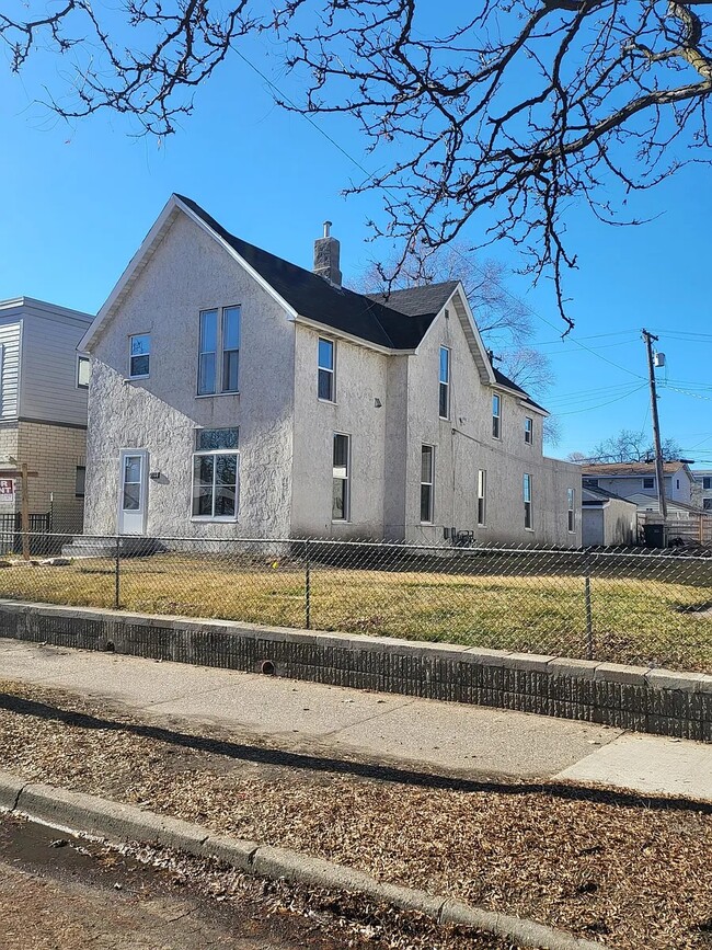 Building Photo - 2108 16th Ave S