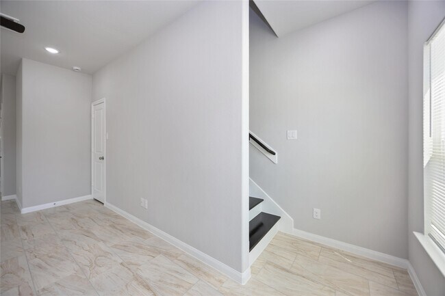Foto del edificio - 7987 Chateau St
