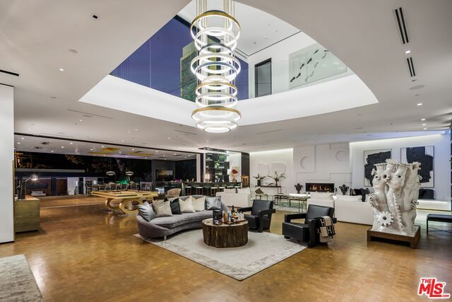 Foto del edificio - 809 N Rexford Dr