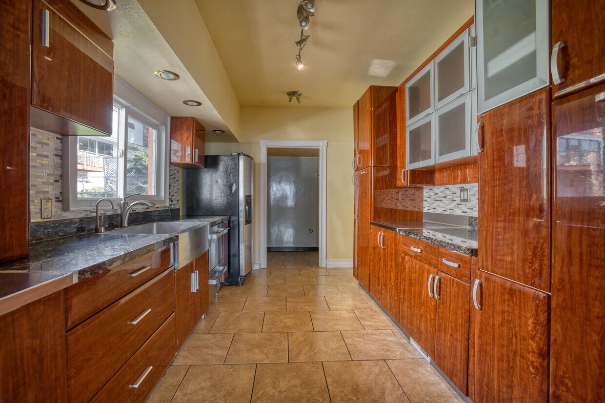 2136 Alki Ave SW Unit 101, Seattle, WA 98116 Apartment for Rent in