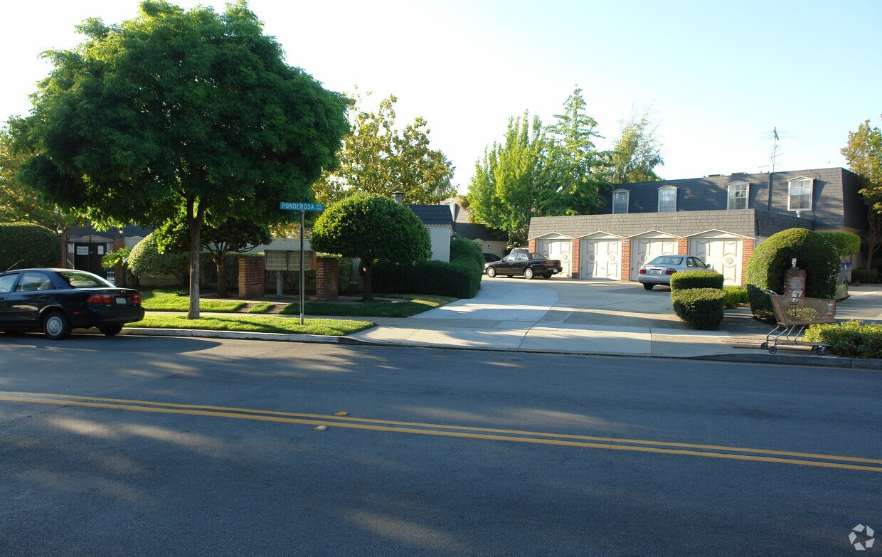 Building Photo - 996 Ponderosa Ave