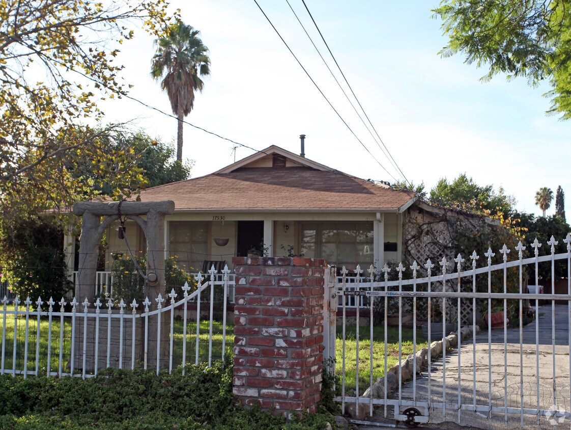 17530 Kingsbury St, Granada Hills, CA 91344 Apartments in Granada