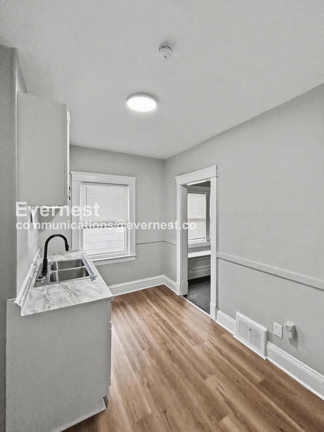 Foto del edificio - 2932 E 118th St