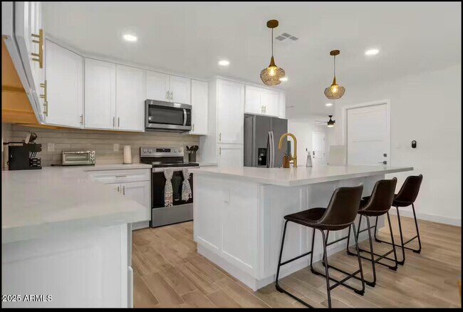 Building Photo - 2452 E Manhatton Dr