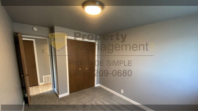 Building Photo - Remodeled apartment. beautiful!