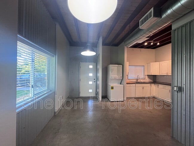 Building Photo - 2121 W Hayward Ave