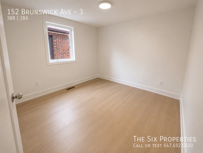 Photo du bâtiment - BRAND NEW LUXURY 3 BED 2 BATH NEAR U OF T