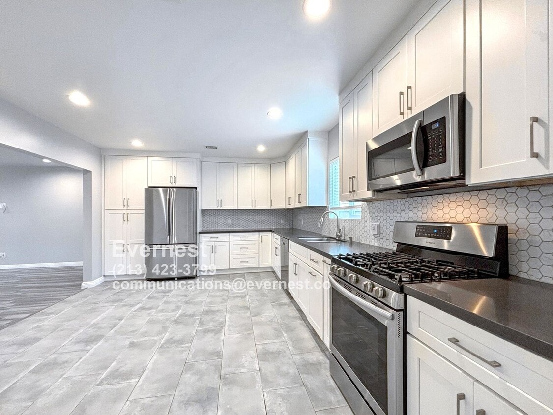 Foto principal - Introducing a modern 2-bedroom, 2-bathroom...