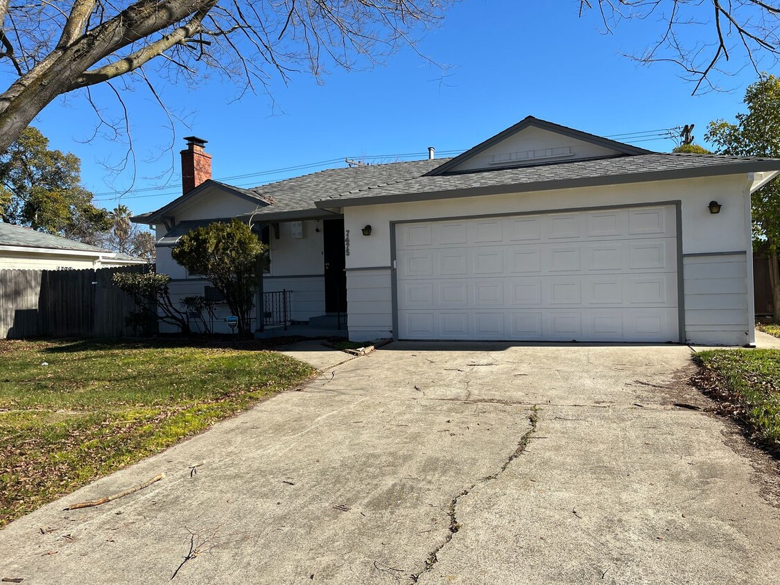 Primary Photo - Cozy Three Bedroom Home