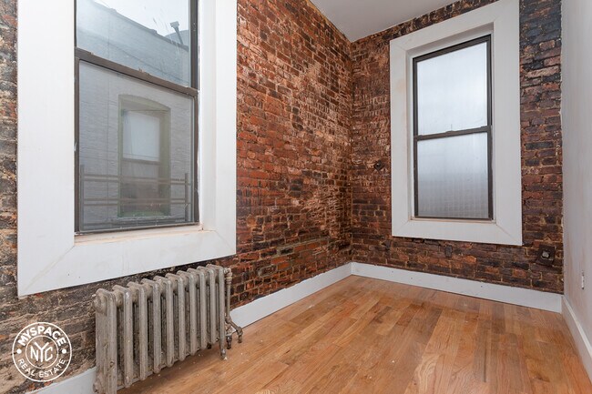 Building Photo - 136 Kingsland Ave