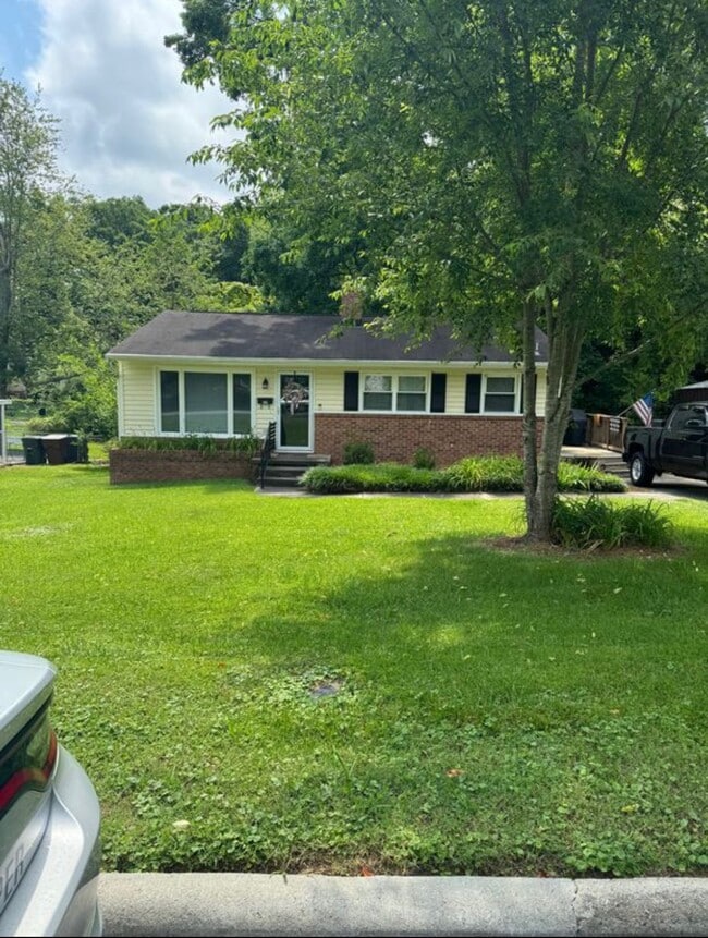 Building Photo - 405 Crestwood Dr