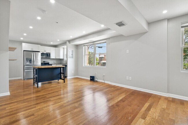 Building Photo - 2 Level, 2 Bedroom Condo in Hill East!