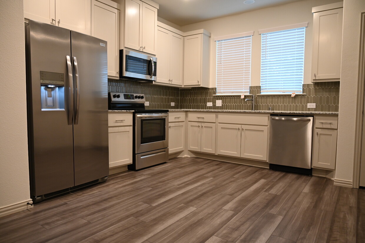 Kitchen - 5118 Springlake Pky
