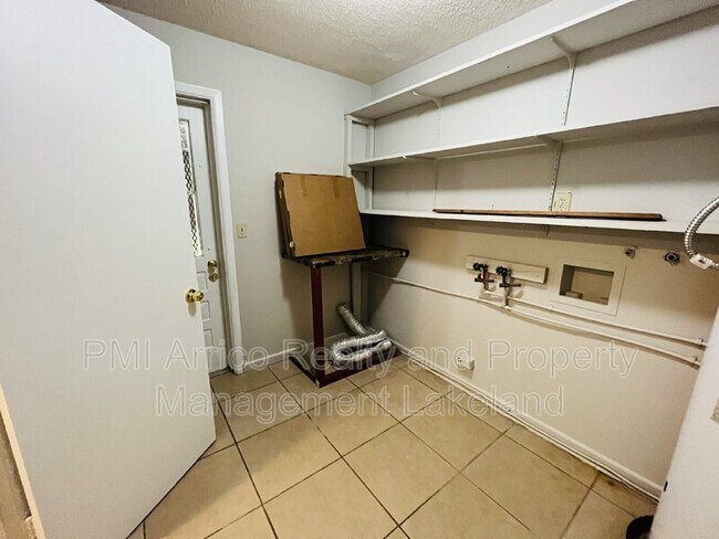 Foto del edificio - 829 W Carole St