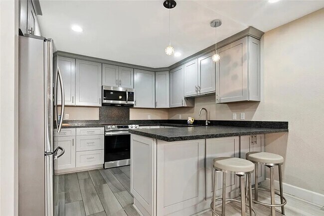 Foto del edificio - 6815 Remmet Ave
