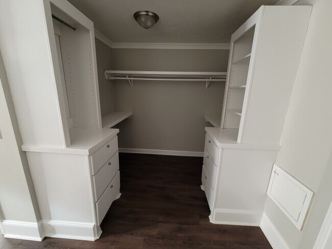 Building Photo - Newly Renovated home with spacious floor plan