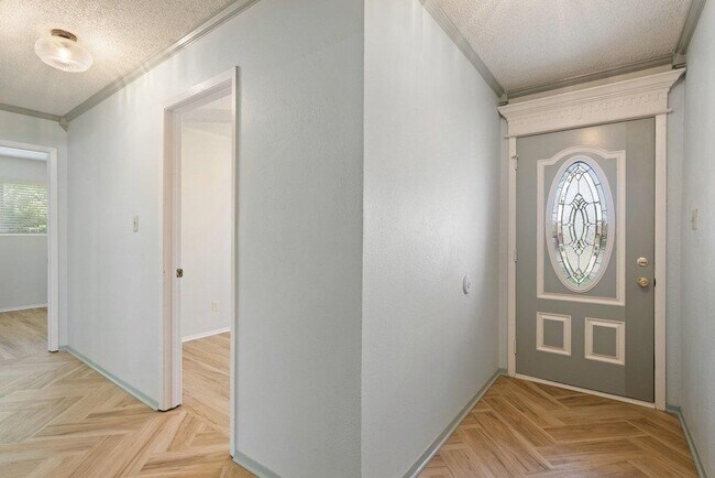 Building Photo - 704 Brookwood Cir