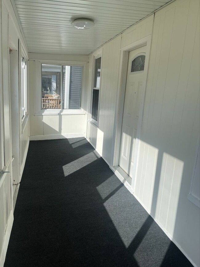 Building Photo - Adorable updated home in Moline!