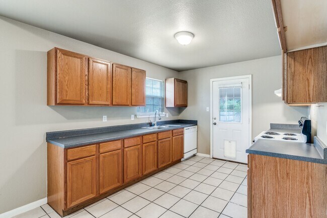 Building Photo - New Braunfels 2/2/1