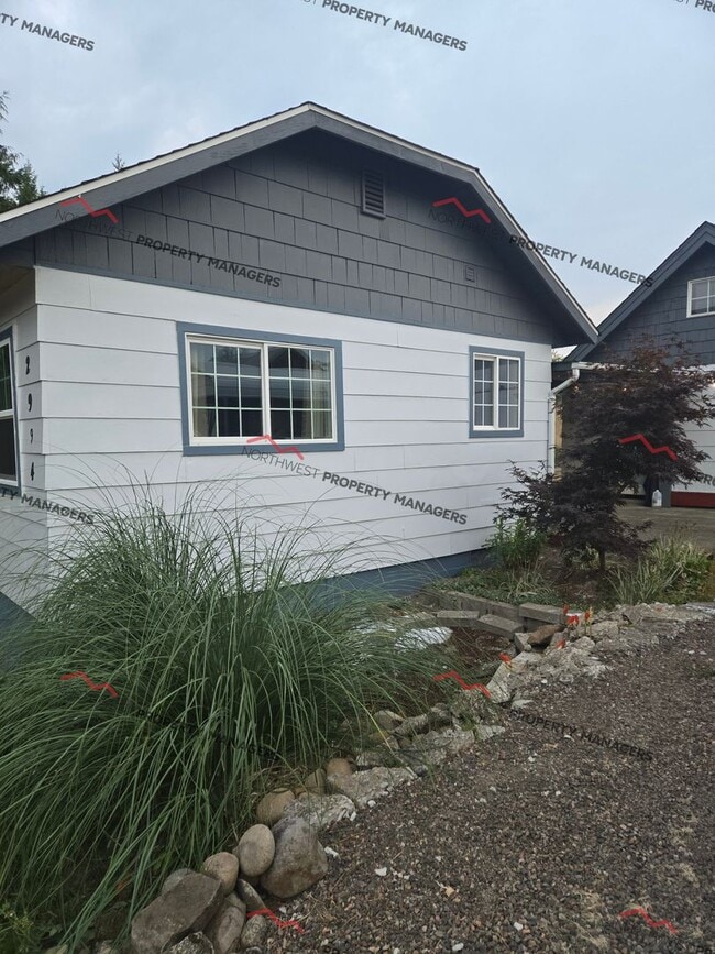 Building Photo - STATUS: AVAILABLE | R76 | $1495 + $100 FLA...