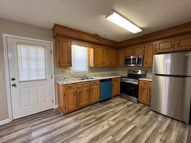Building Photo - Mallwood- 2 Bedroom, 1.5 Bath Townhouse