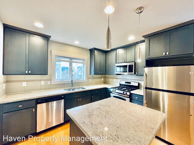 Building Photo - 3 br, 2.5 bath House - 3818 Interlake Ave ...