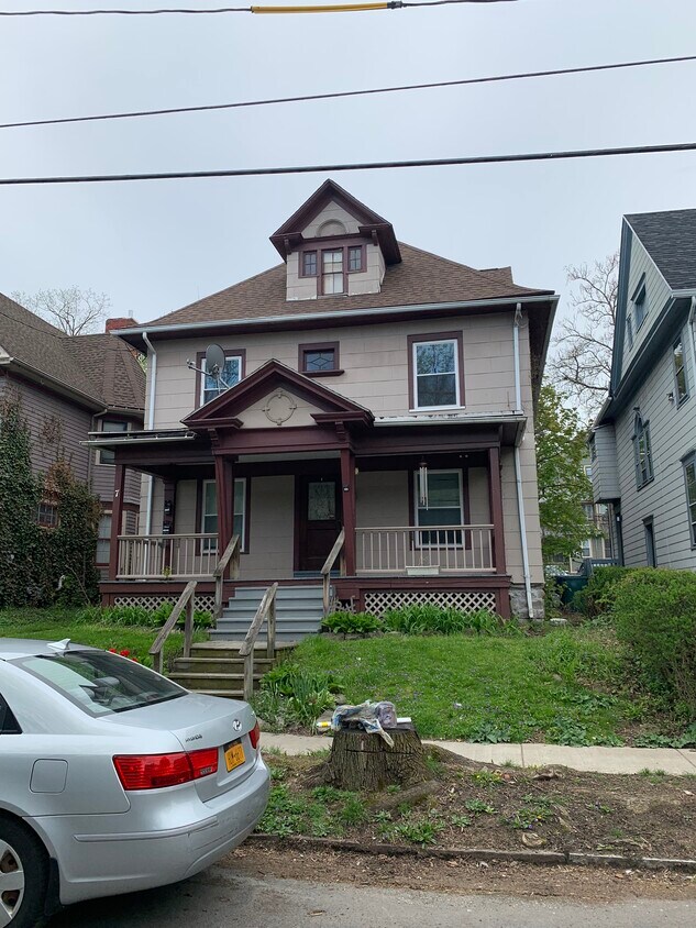 7 Arlington St Unit Upper, Rochester, NY 14607 Apartments in