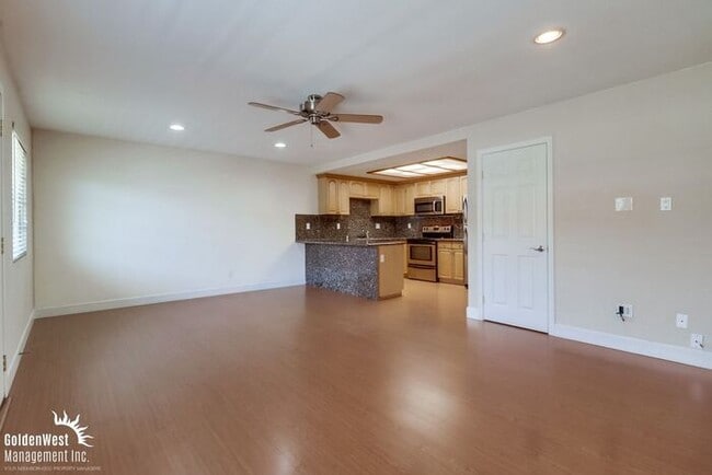 Building Photo - Stylish Upper-Level 2Bdm 1Ba Condo in Gate...