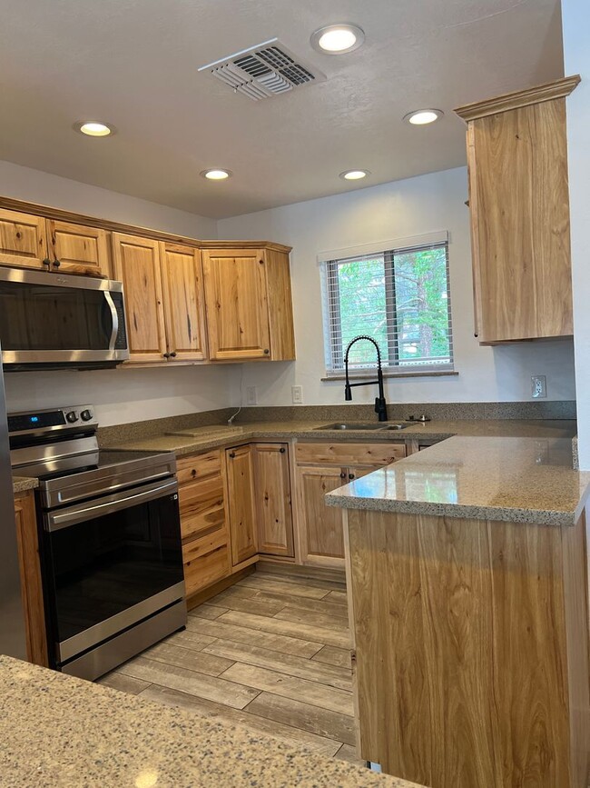 Foto del edificio - Great 3 bedroom 2 bathroom,  home with a h...