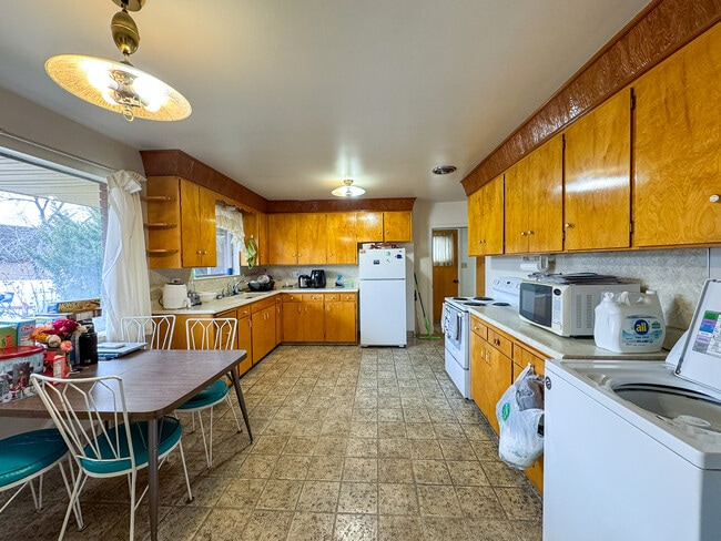 Building Photo - 845 E 820 N