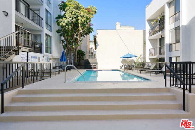 Foto del edificio - 906 N Doheny Dr