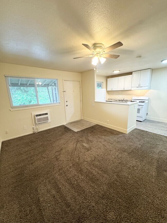 Foto del edificio - Move-In Special; Upstairs One Bedroom + Private Patio – SEE VIDEO