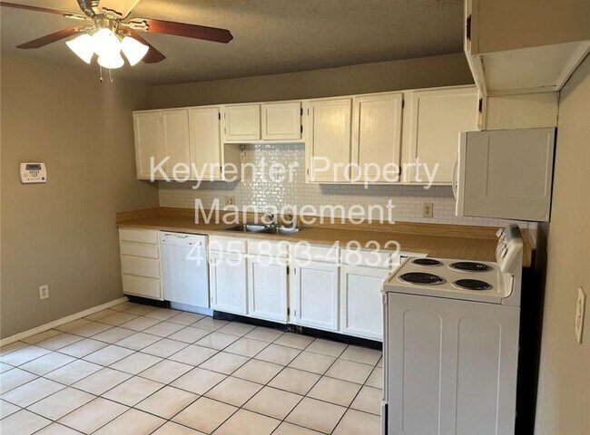Building Photo - * * * $500 Move-in Special!!! * * * Cute Townhouse in the Heart of Norman, just minutes from OU! ...