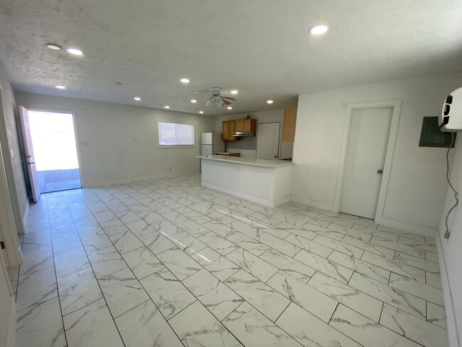 Building Photo - 814 N Tonopah Dr