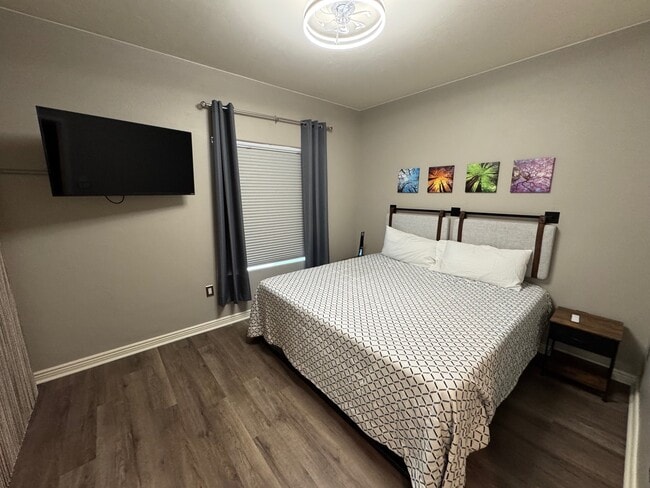 Building Photo - 405 Paradise Pky