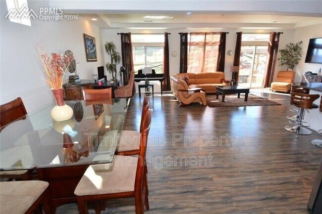 Foto del edificio - 8075 Longleaf Ln