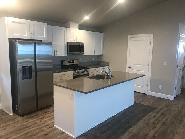 Building Photo - Pet Friendly, Single Level 3 Bedroom Home ...