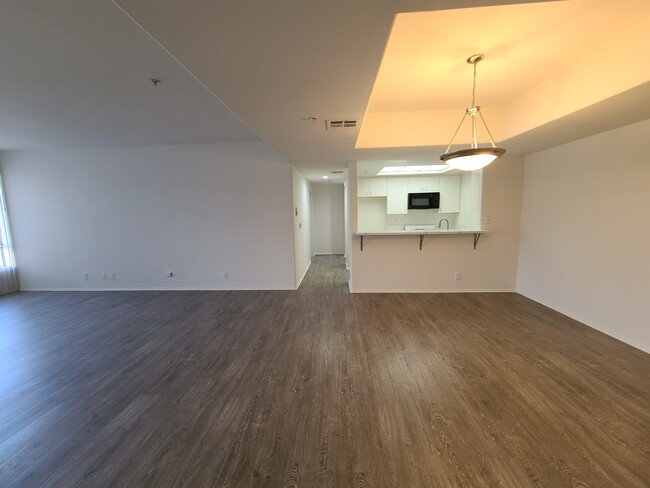 Foto del edificio - 100 S Hayworth Ave
