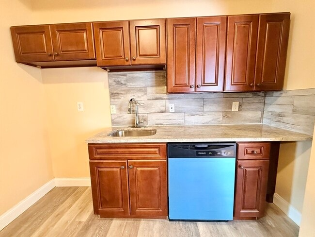 Building Photo - 6 Tennis Rd