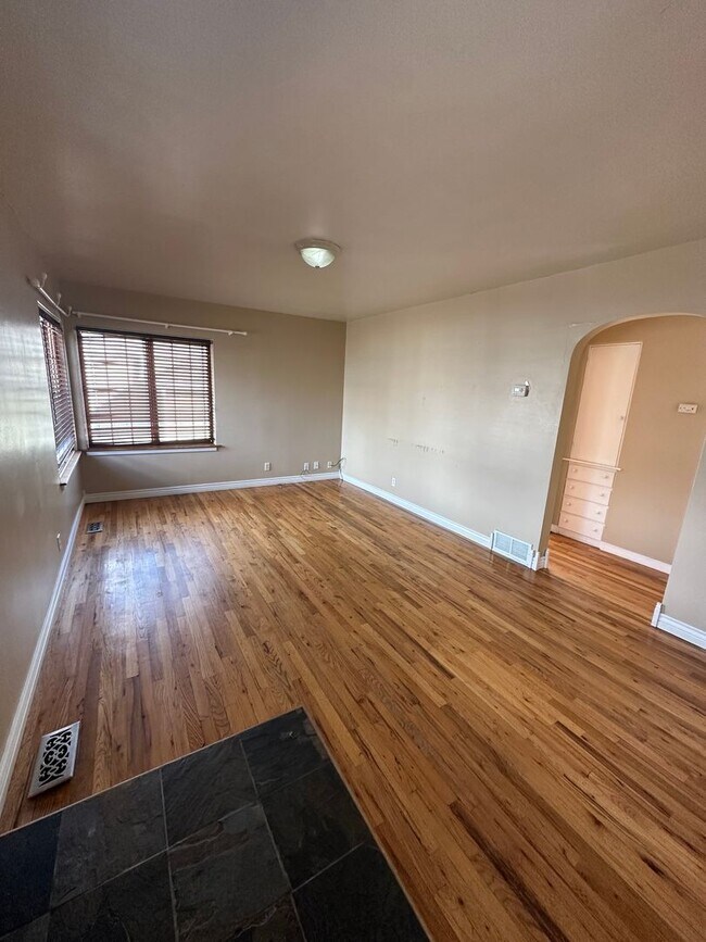 Building Photo - MOVE IN SPECIAL! $300 OFF FIRST MONTHS REN...