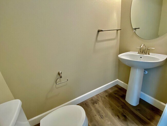 Foto del edificio - AVAILABLE BY 5/9, SPACIOUS 3 BED, 2.5 BATHS, 2 CAR GARAGE WITH LARGE BACKYARD ON A CUL-DE-SAC